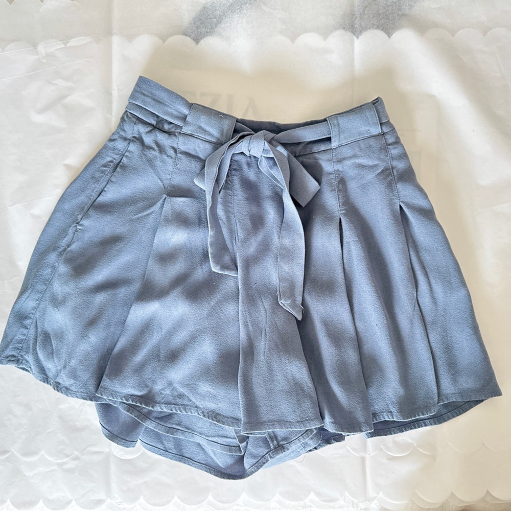 Aritzia - Sundays Best Flowy Pleated Shorts - Size 00